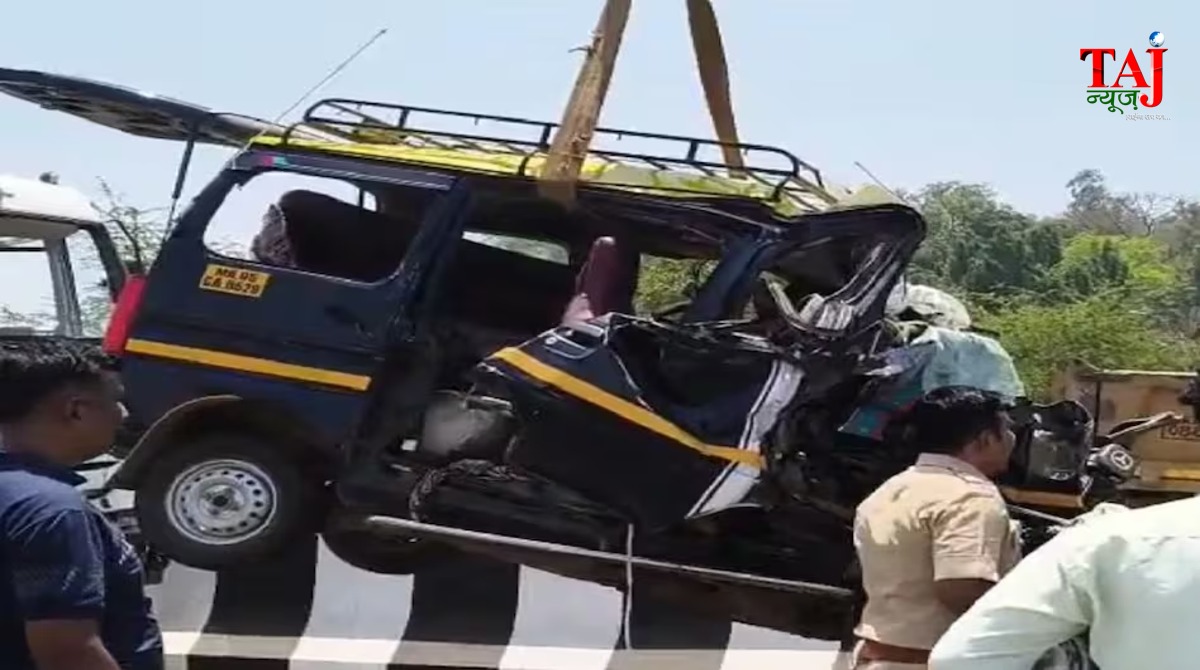 महाराष्ट्र के कल्याण में रायता पुल के पास डंपर और इको कार की जोरदार टक्कर के बाद का दर्दनाक दृश्य