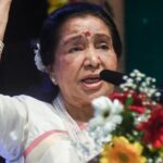 महान गायिका आशा भोसले के अंतिम संस्कार के दौरान उमड़ी प्रशंसकों और बॉलीवुड सितारों की भीड़