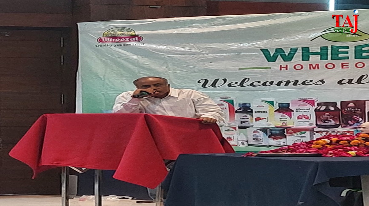 आगरा में डॉ. सैमुअल हैनीमैन की जयंती मनाते हुए होम्योपैथी केमिस्ट फेडरेशन के सदस्य और पदाधिकारी