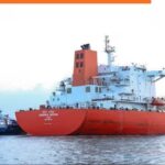 होर्मुज जलडमरूमध्य पर गश्त लगाते अमेरिकी नौसेना के युद्धपोत और तेल टैंकर