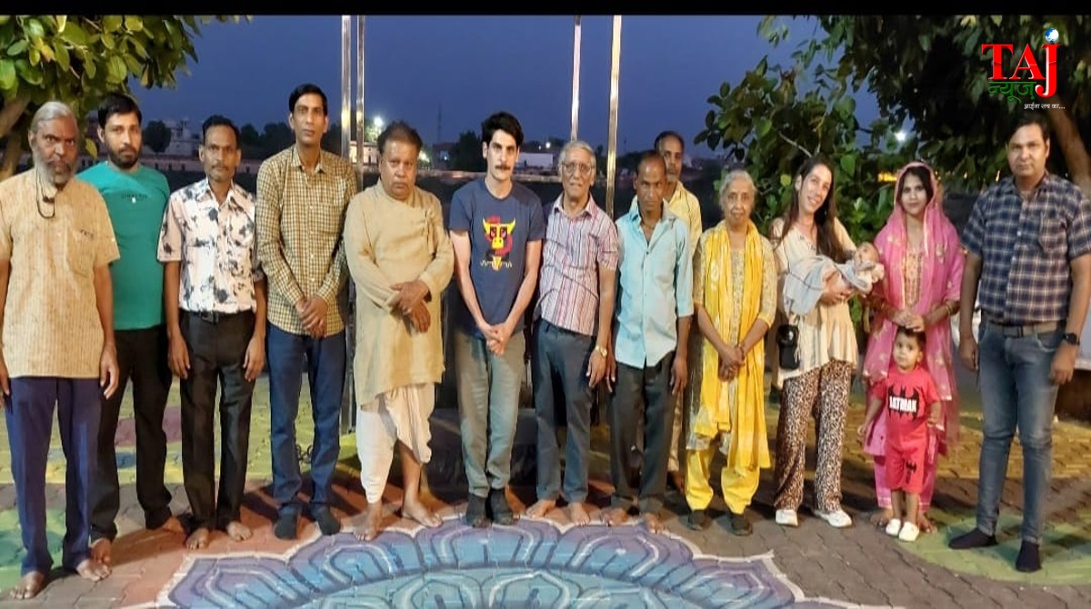 आगरा में यमुना बैराज निर्माण और सफाई की मांग करते हुए रिवर कनेक्ट कैंपेन के सदस्य