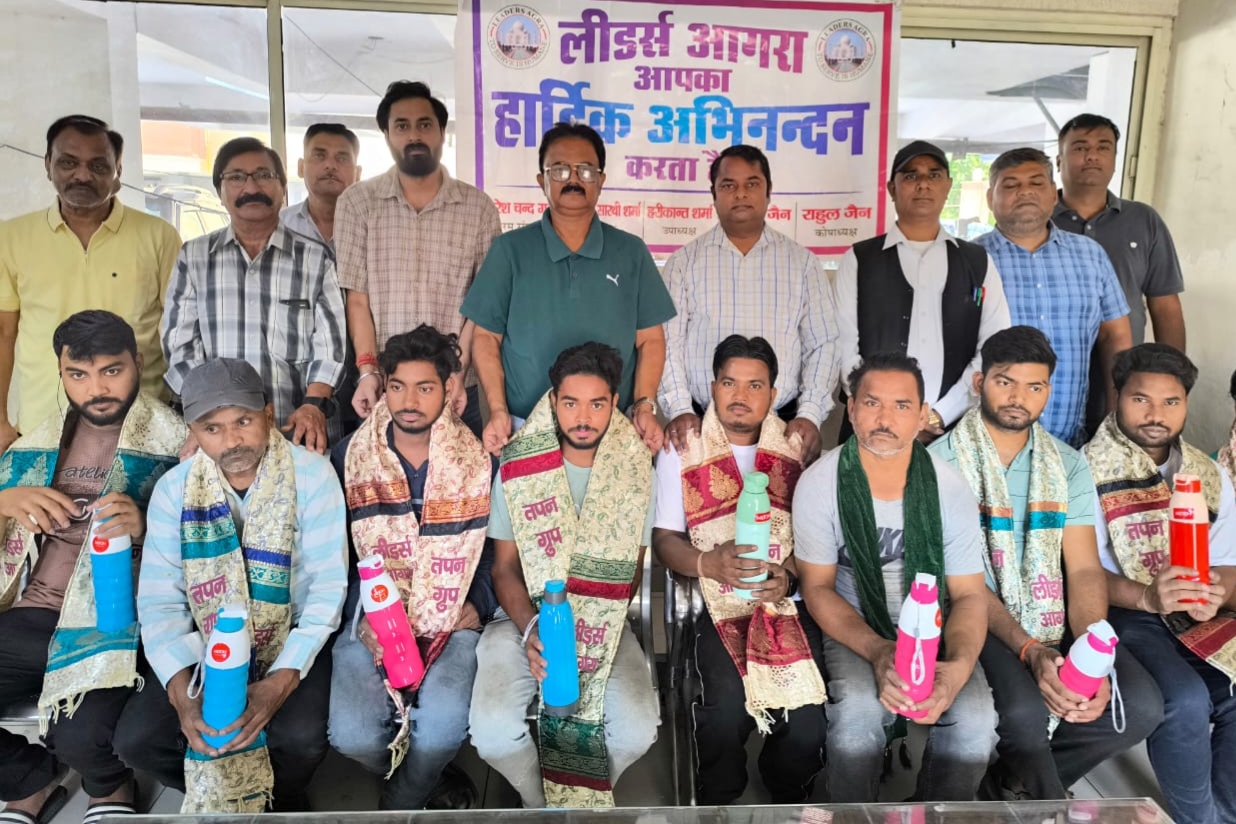 मजदूरों का पटका पहनाकर अभिनंदन करते लीडर्स आगरा के पदाधिकारी