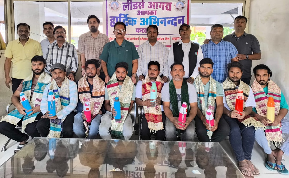 कामगारों को ठंडे पानी की बोतलें वितरित करते समाजसेवी