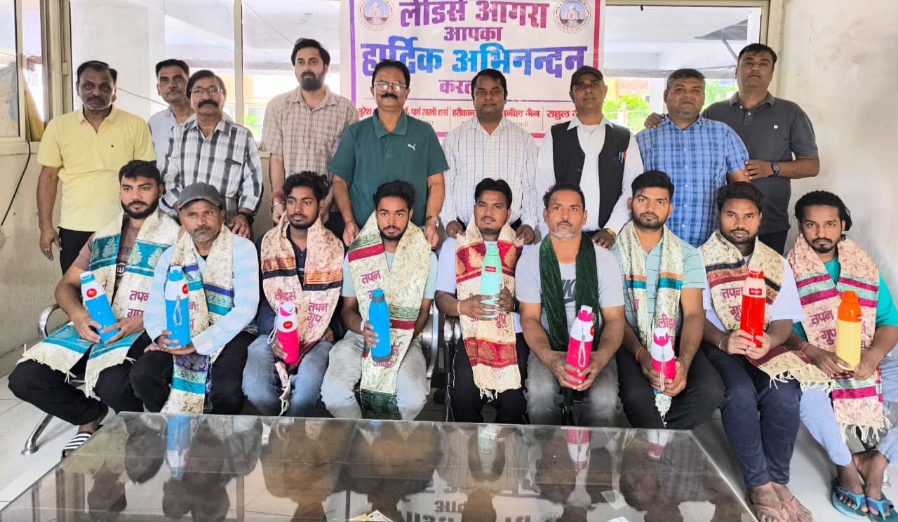 आगरा में मजदूर दिवस पर कामगारों का सम्मान करते लीडर्स आगरा के सदस्य
