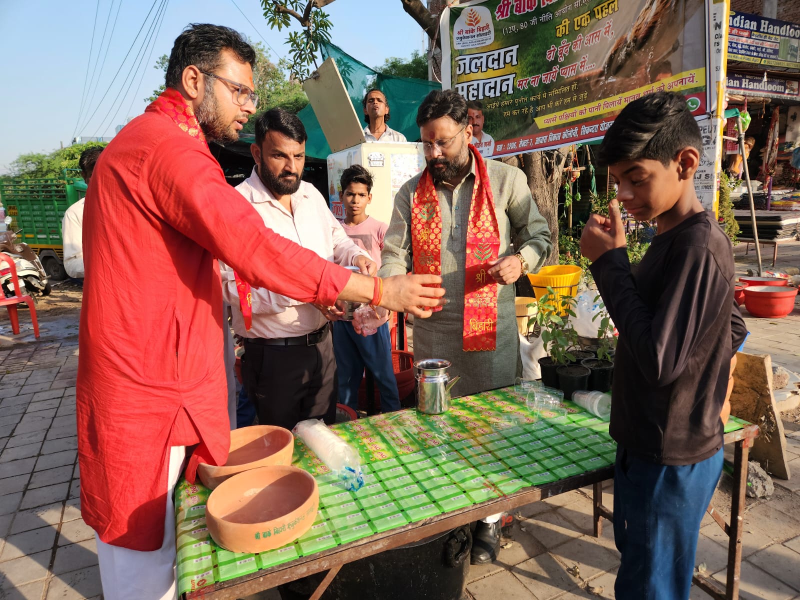 आगरा में जल सेवा प्याऊ का शुभारंभ करते अतिथि और संस्था के पदाधिकारी