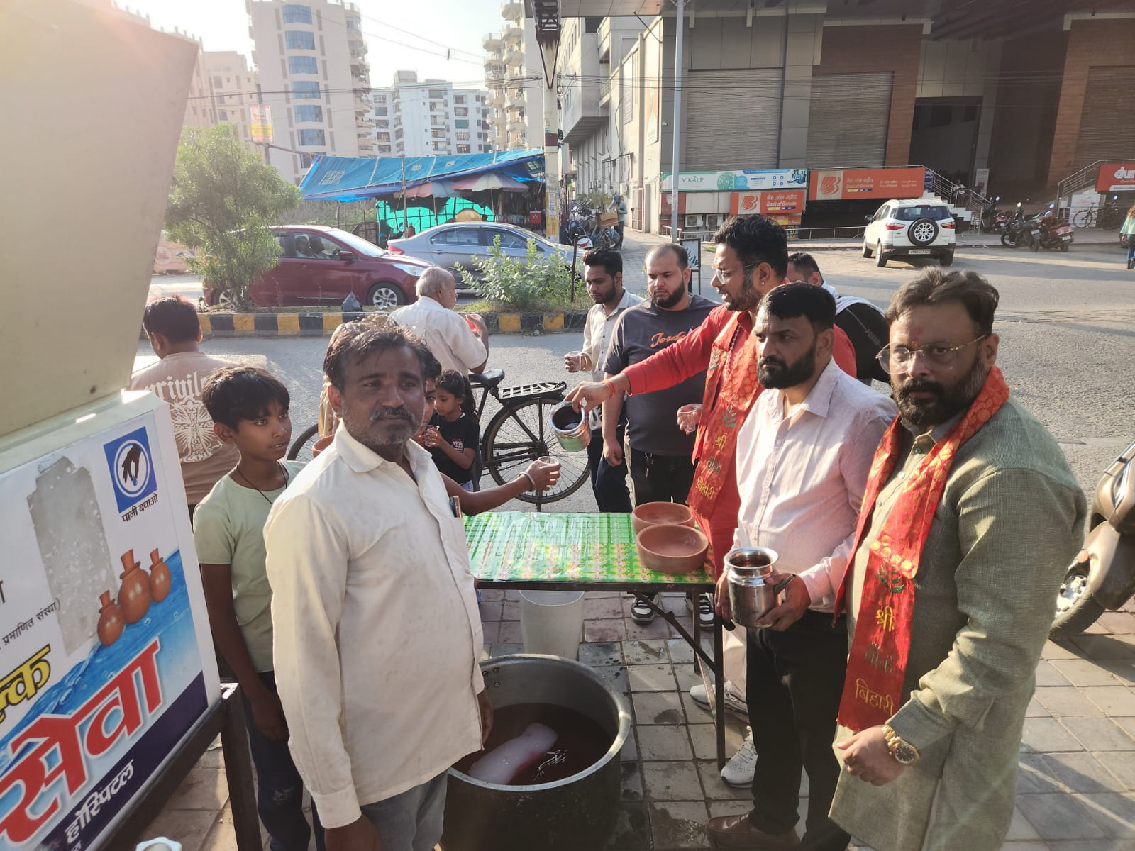 महंत गौरव गिरी द्वारा प्याऊ का विधिवत उद्घाटन