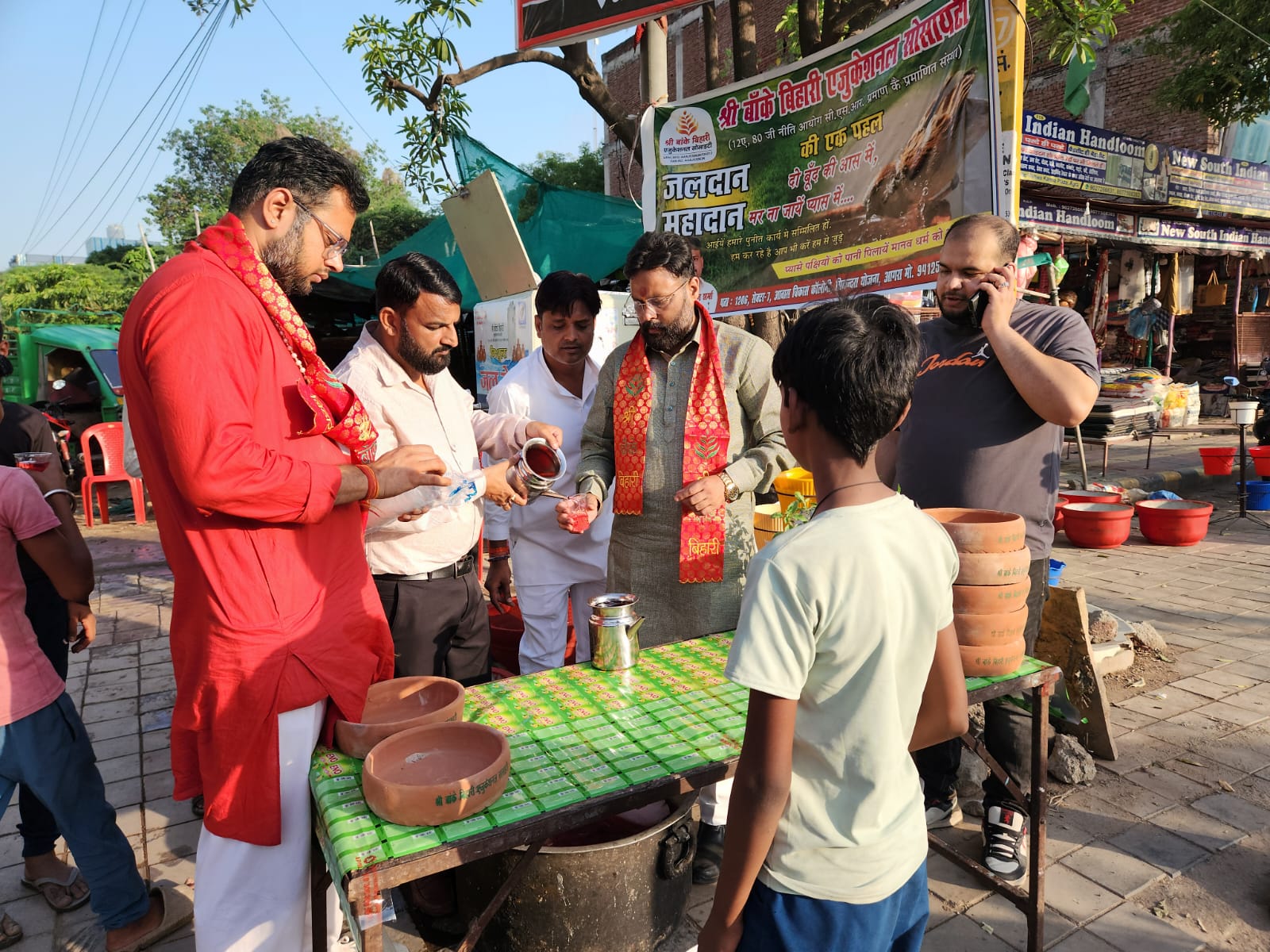 पशु पक्षियों के लिए जल की व्यवस्था करते समाजसेवी