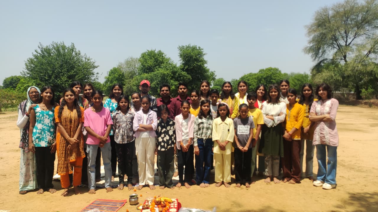 खिलाड़ियों द्वारा श्रद्धापूर्वक आहुति प्रदान करना