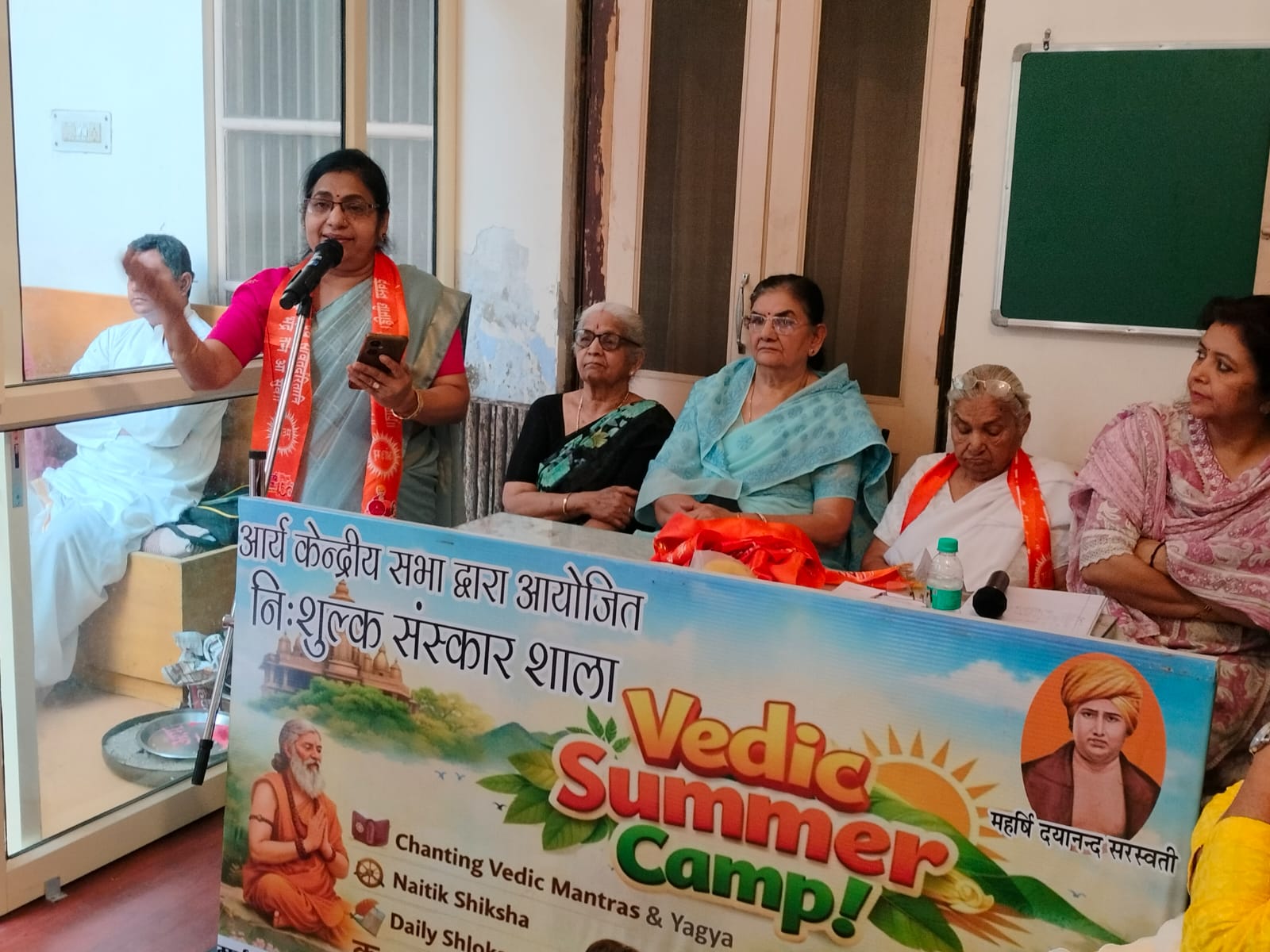 आगरा में संस्कारशाला के शुभारंभ पर एकत्रित आर्यजन और गणमान्य नागरिक