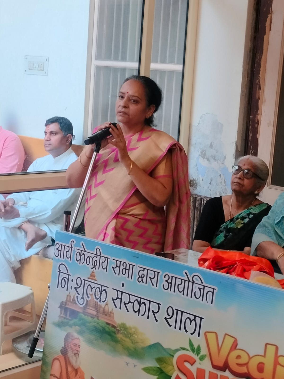 संस्कारशाला के शुभारंभ के अवसर पर दीप प्रज्वलन और वैदिक मंत्रोच्चार