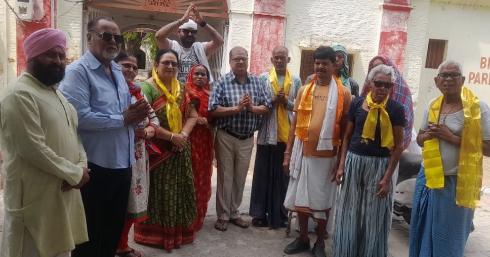 आगरा के ताजगंज स्थित कुष्ठ सेवा सदन में वाधवा परिवार द्वारा सेवा कार्य का दृश्य