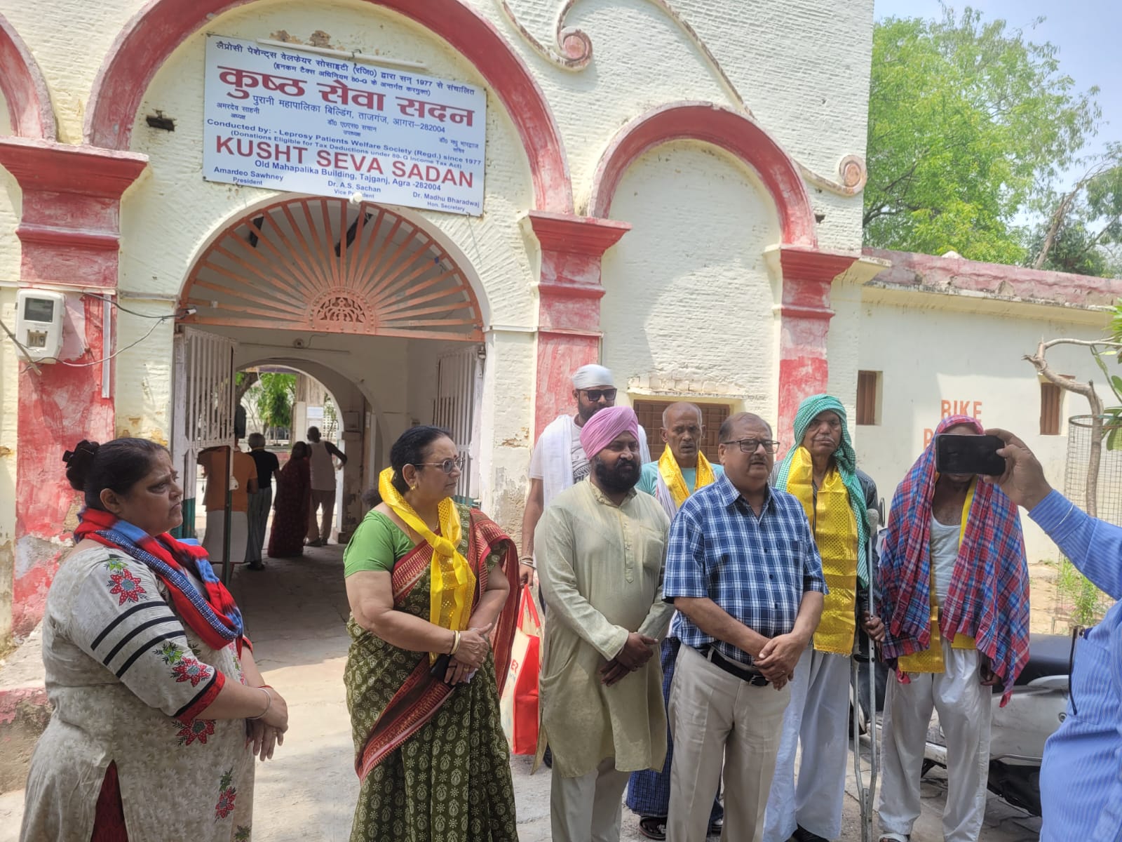 कुष्ठ रोगियों को भोजन परोसते समाजसेवी और वाधवा परिवार के सदस्य