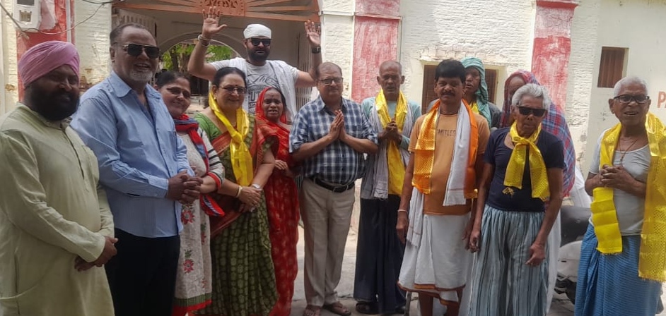 आश्रमवासियों के साथ समय बिताते और सामग्री वितरित करते गणमान्य नागरिक