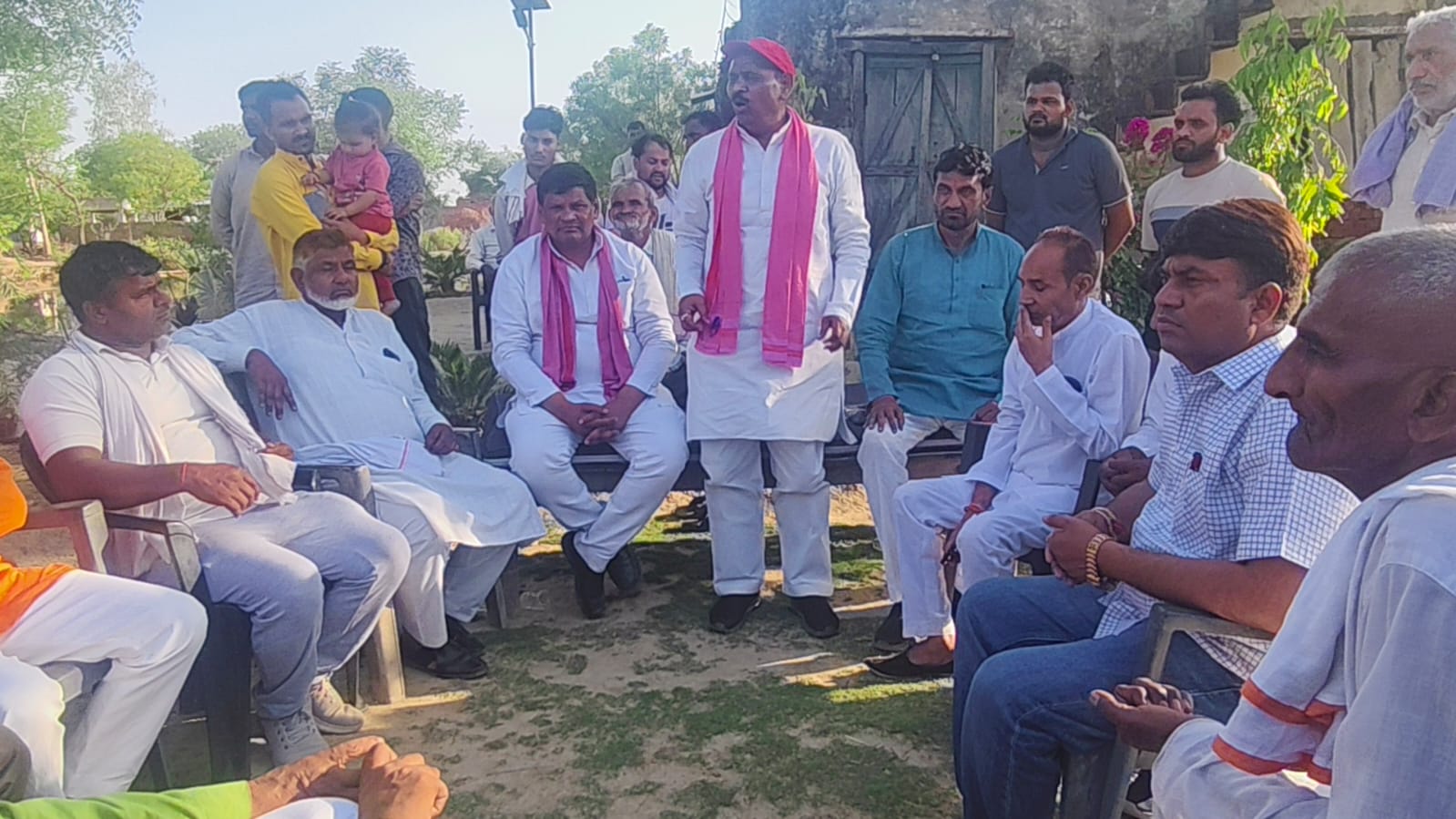 ग्रामीणों के हक की लड़ाई का संकल्प लेते सपा नेता