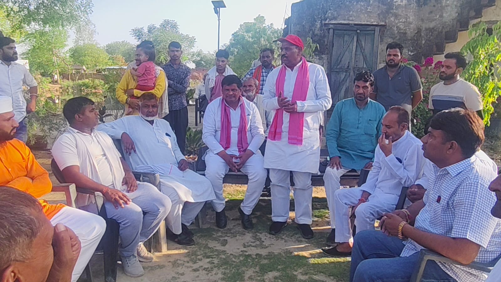 सपा कार्यकर्ताओं का जनसंपर्क अभियान