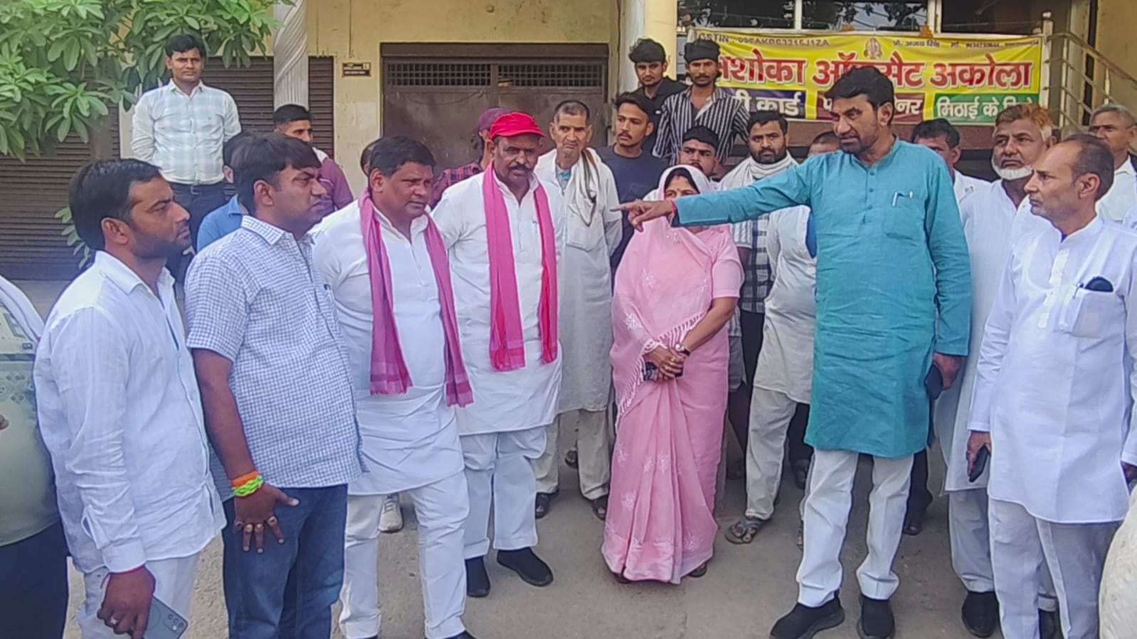 आगरा जिलाध्यक्ष ऊदल सिंह कुशवाह अकोला में ग्रामीणों को संबोधित करते हुए