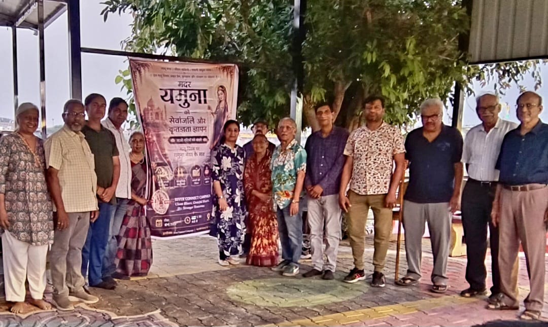 Group photo of River Connect Campaign team on Yamuna Ghat