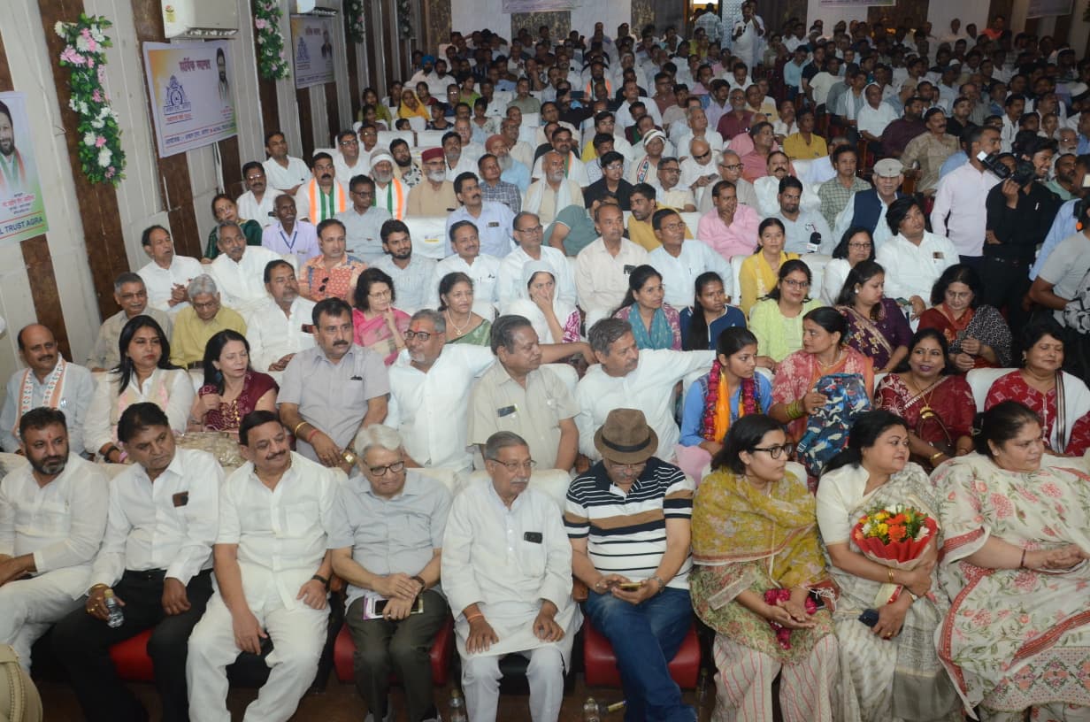 Dabi Sarin receiving Naitik Nagrik Samman at Seth Achal Singh event in Agra