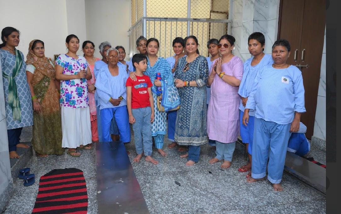 Man ki Udaan Foundation members celebrating Mother's Day with elderly mothers at Apna Ghar in Agra
