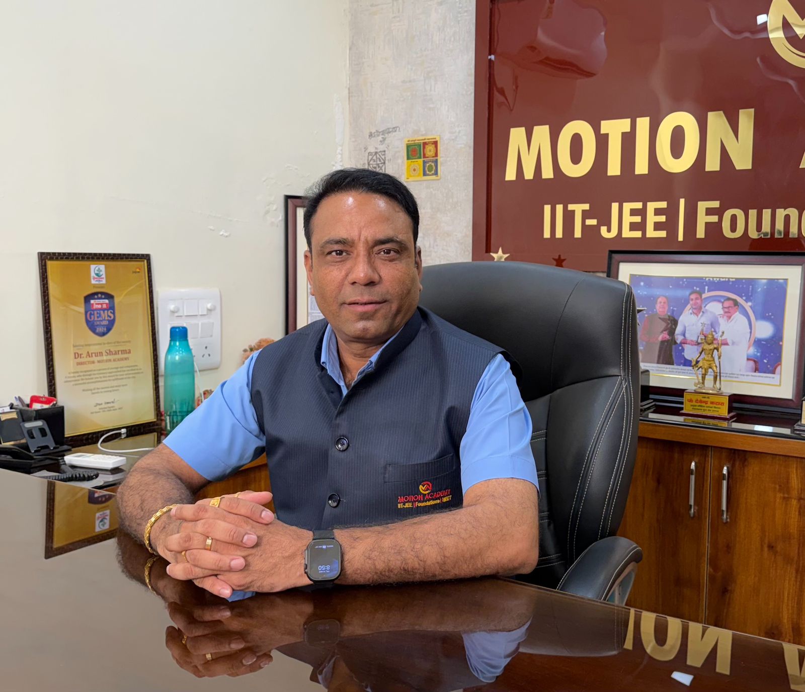 Dr Arun Sharma Director of Motion Academy Agra doing JEE Advanced 2026 paper analysis