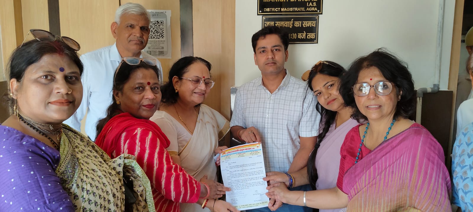 All India Brahmin Mahasabha members submitting a memorandum to Agra DM Manish Bansal against SP spokesperson Rajkumar Bhati
