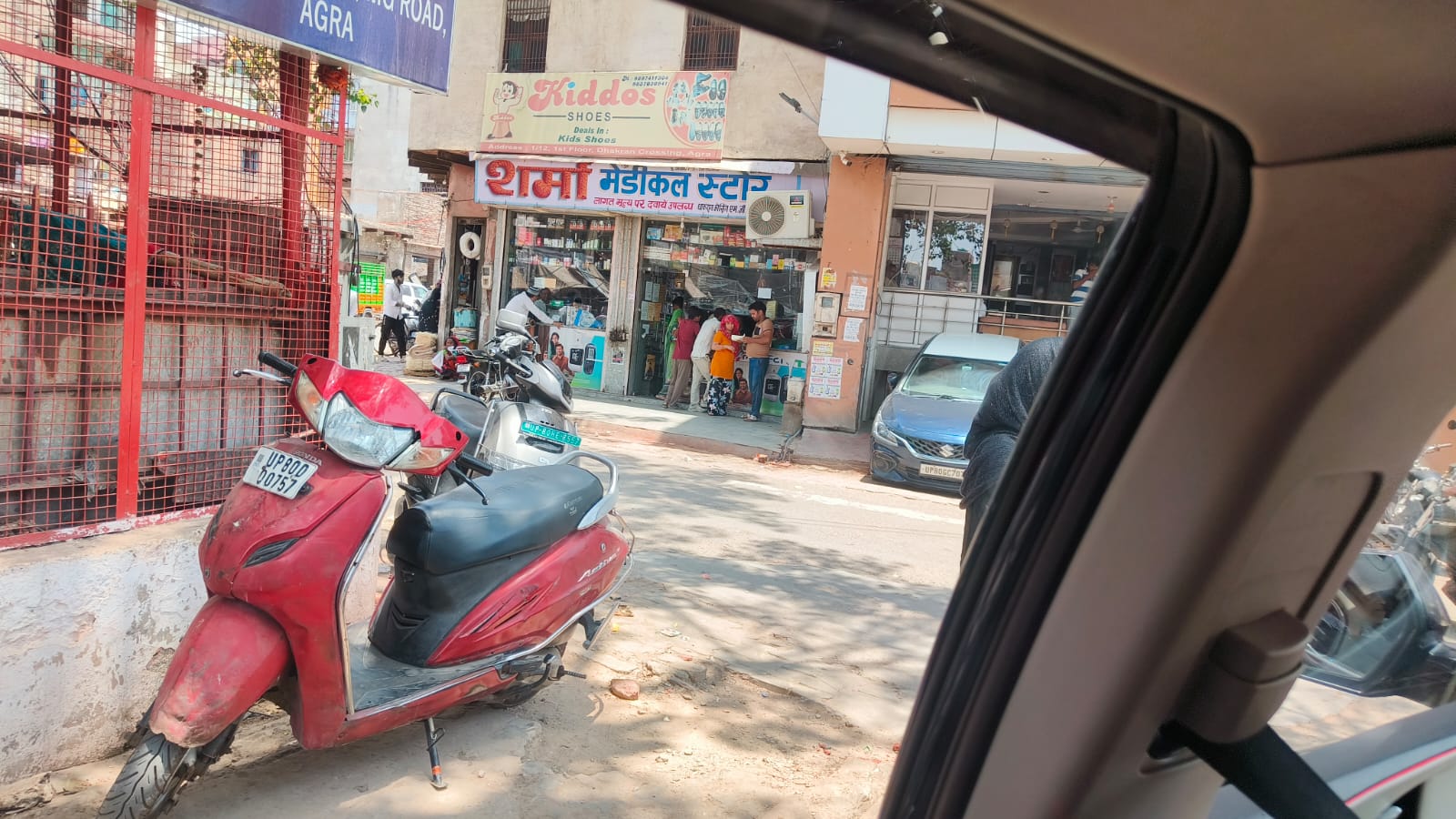 Agra Retail Chemists Association members shouting slogans of unity and opening medical stores in Agra