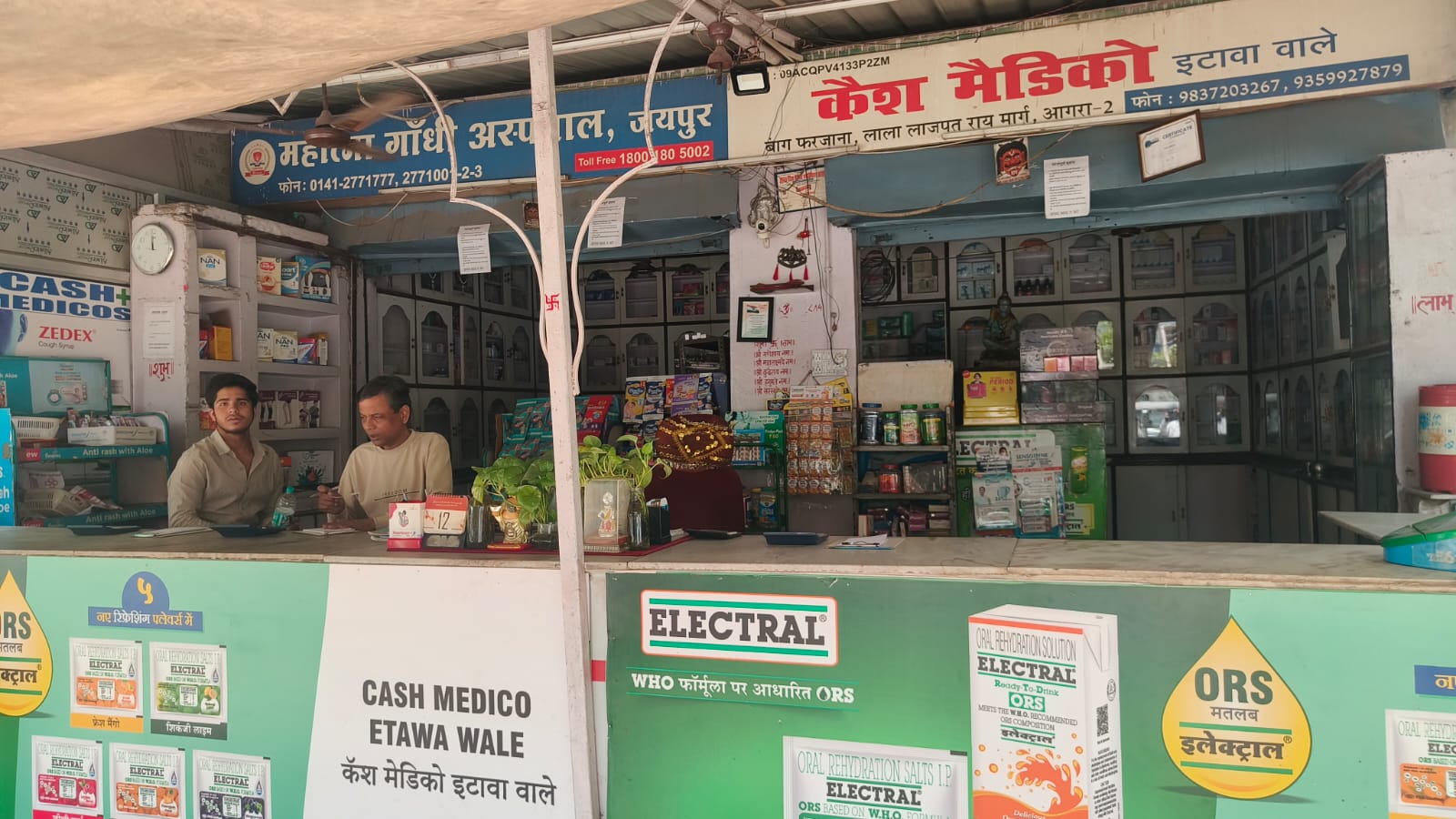 Chemists in Agra fully operating their medicine shops rejecting the strike call successfully