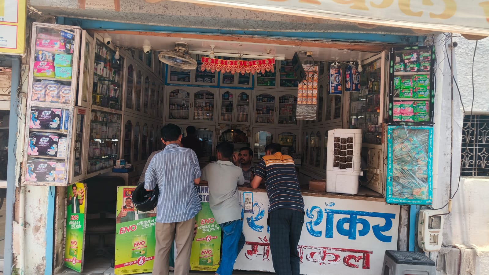 Agra pharmacy shop owners gathering and expressing faith in their association leadership