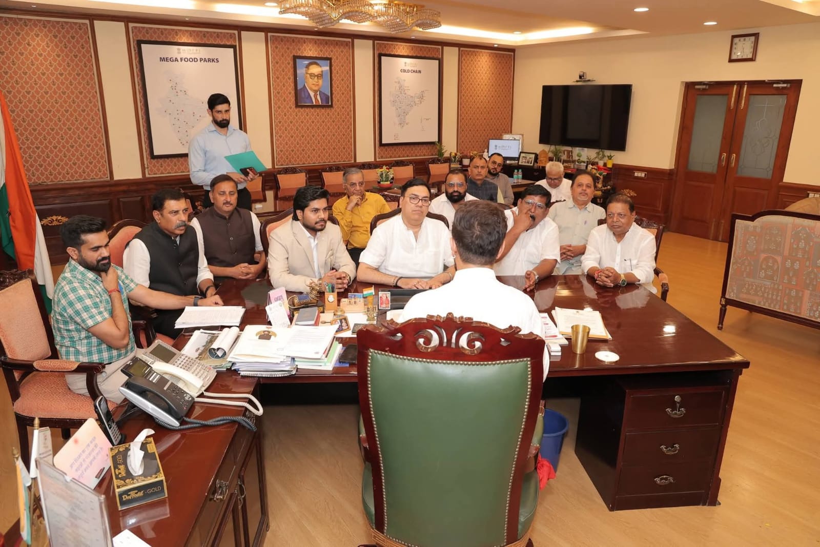 National CAIT traders delegation discussing retail and MSME policy simplification with Union Minister Chirag Paswan