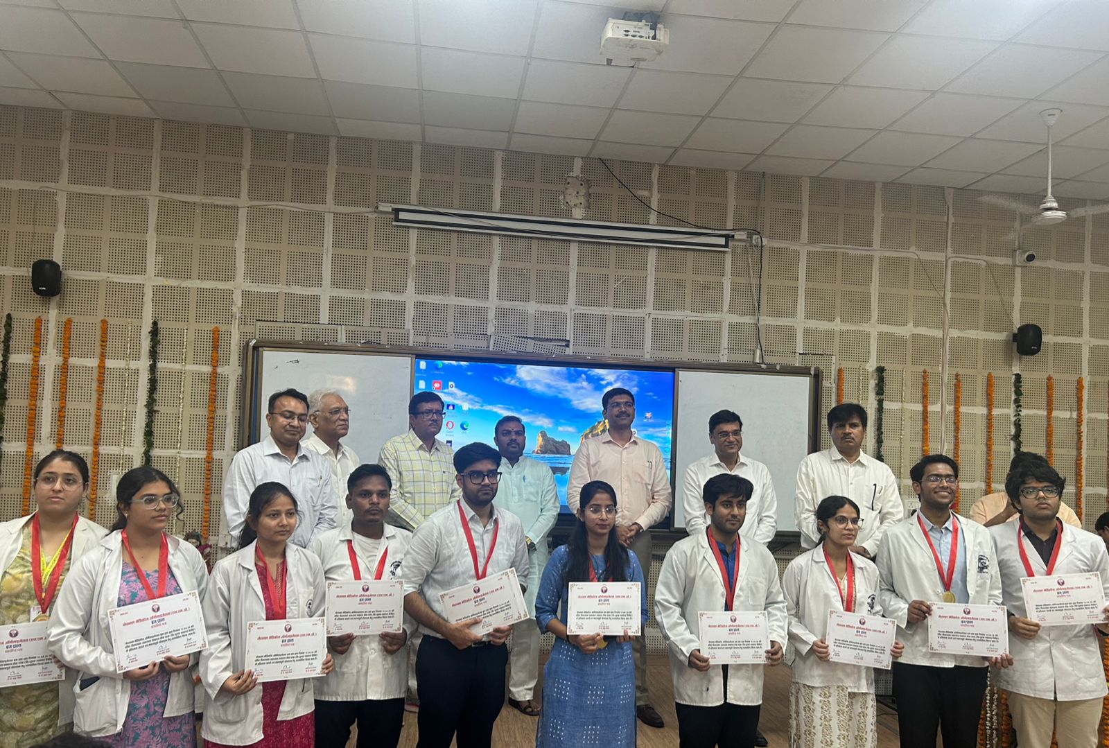 Group photograph of awarded doctors, residents and NMO members with DM Manish Bansal at SNMC Agra