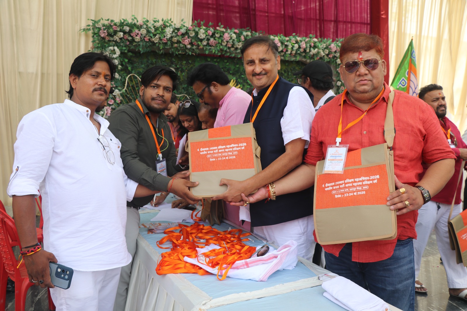 आगरा भाजपा प्रशिक्षण वर्ग में शामिल पदाधिकारी और कार्यकर्ता