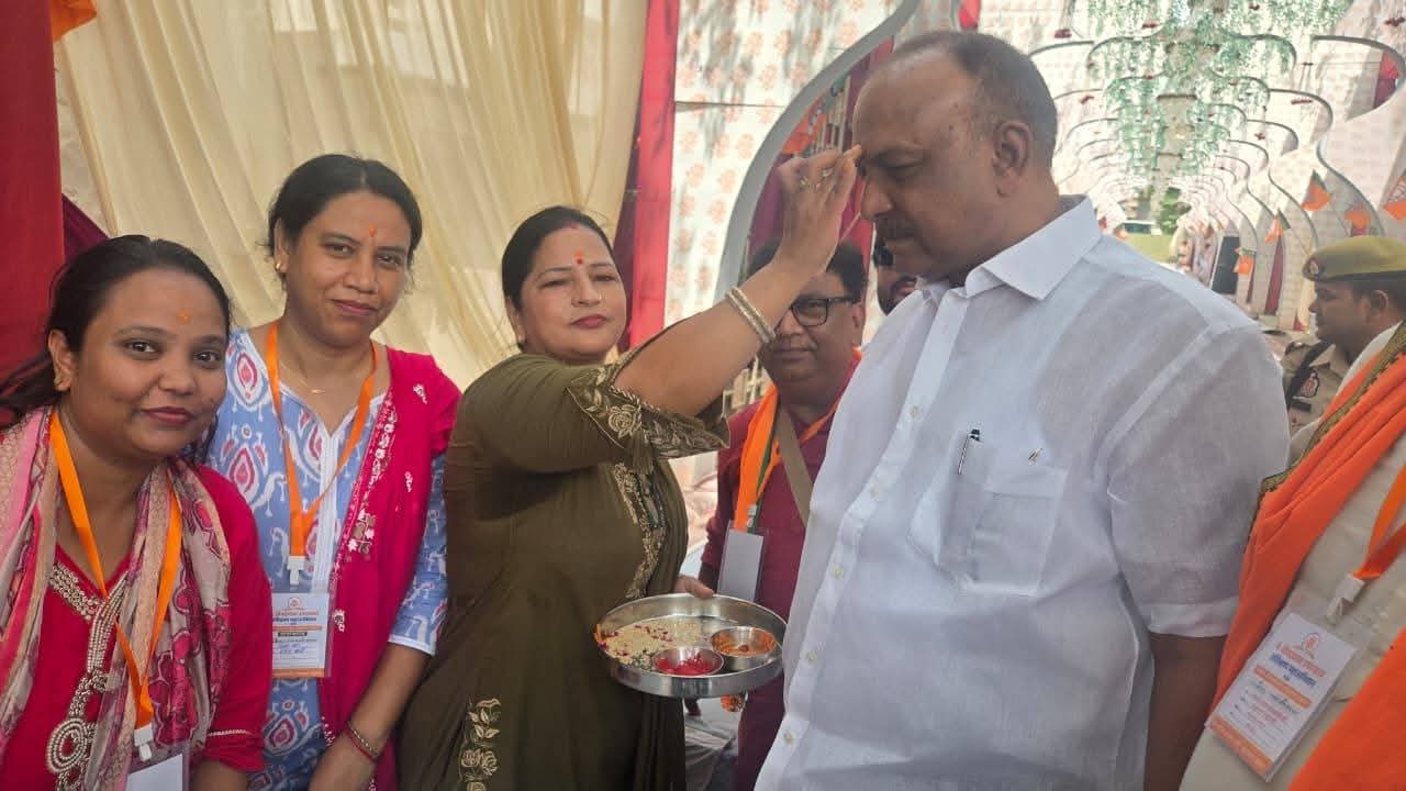 आगरा में भाजपा प्रशिक्षण वर्ग का उद्घाटन करते नेता