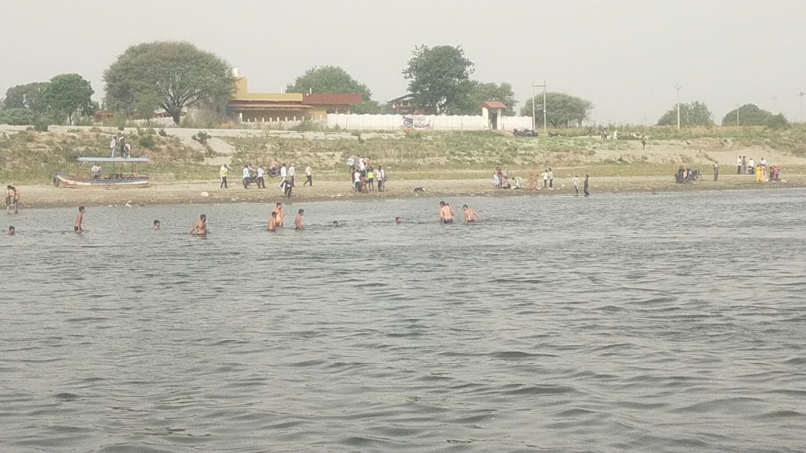 Massive crowd of devotees and police personnel gathered at Bateshwar Yamuna Ghat after drowning accident