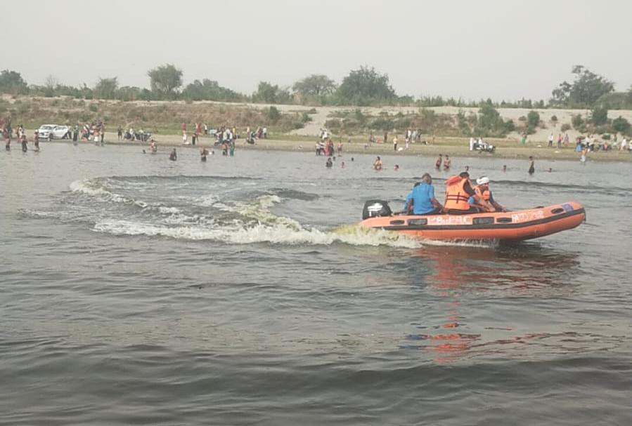 Local divers and PAC jawans launching search operation in Yamuna river at Bateshwar