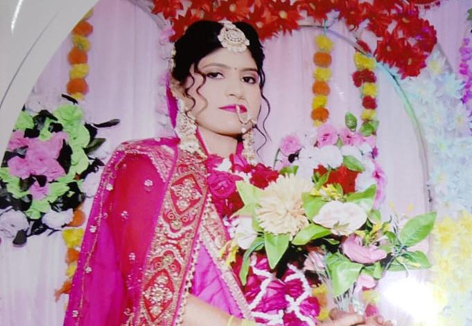 आगरा पिढौरा क्षेत्र में विवाहिता मौत मामले के बाद जुटी भीड़