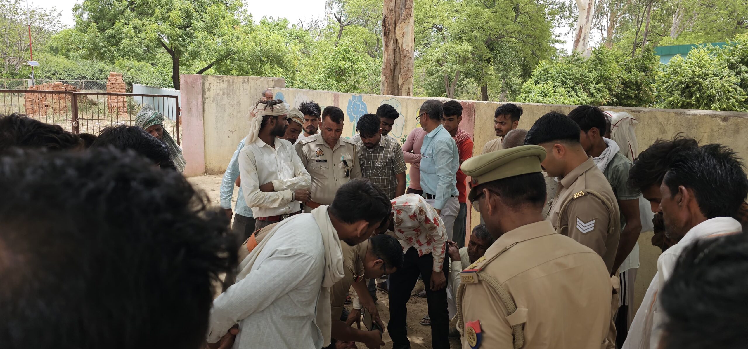 खेड़ा राठौर क्षेत्र में ट्रैक्टर हादसे के बाद मौके पर जुटे लोग