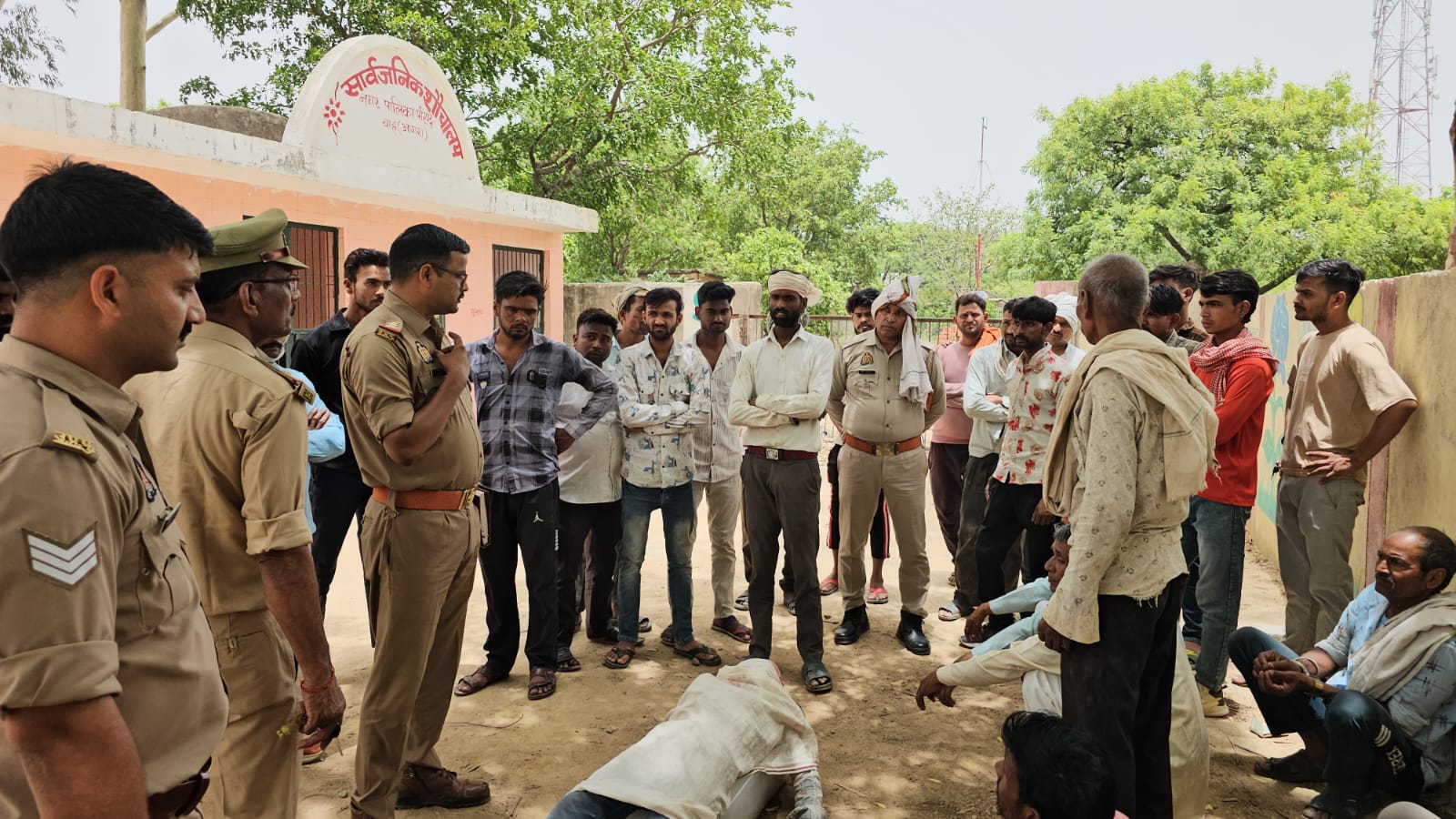 ट्रैक्टर ट्रॉली हादसे के बाद घटनास्थल पर मौजूद ग्रामीण