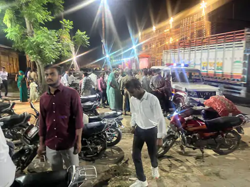 शादी में हंगामे के बाद मैरिज होम के बाहर जमा भीड़