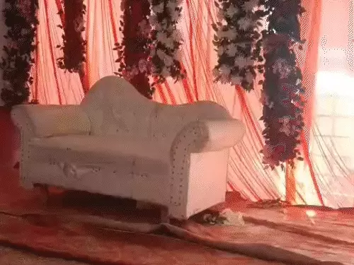 आगरा के एत्मादपुर में शादी समारोह का बदला हुआ दृश्य