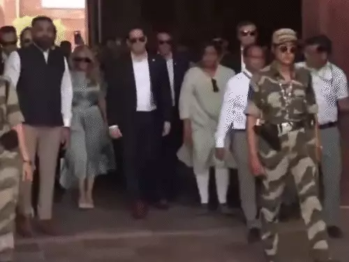 ताजमहल के भीतर गाइड से जानकारी लेते मार्को रूबियो