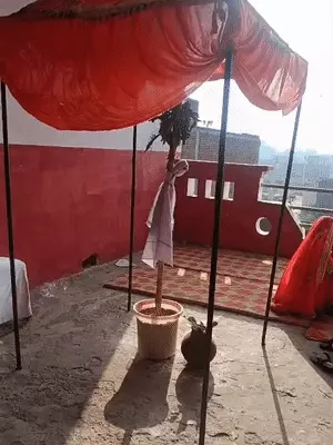 सजा हुआ मंडप जहाँ दूल्हा भागने के बाद सन्नाटा पसर गया