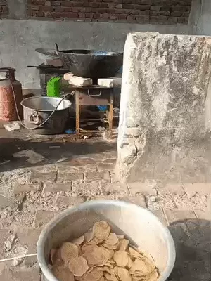 समारोह में बना खाना जो विवाद के कारण बर्बाद हो गया