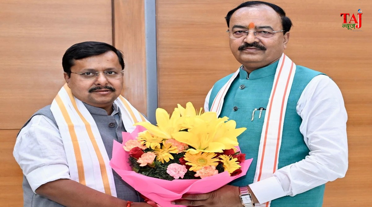 उपमुख्यमंत्री केशव प्रसाद मौर्य भाजपा के राष्ट्रीय अध्यक्ष नितिन नवीन और महासचिव विनोद तावड़े के साथ दिल्ली में बैठक करते हुए