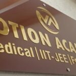 NEET UG 2026: 'बायो' आसान पर 'फिजिक्स' ने उलझाया, मोशन एकेडमी आगरा के अरुण शर्मा से जानें पूरा विश्लेषण मोशन एकेडमी आगरा के डायरेक्टर अरुण शर्मा नीट यूजी 2026 परीक्षा का विश्लेषण करते हुए और आगरा में परीक्षा केंद्र के बाहर परीक्षार्थियों की भीड़।