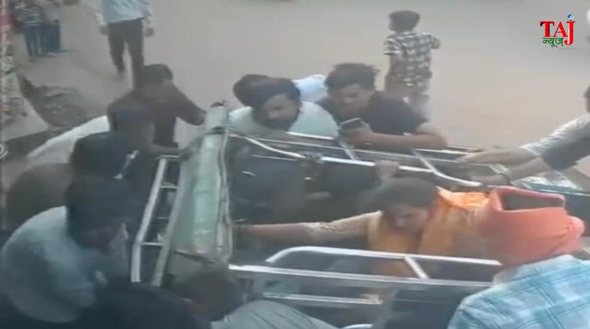ताजमहल मार्ग पर पलटा पर्यटकों से भरा ई-रिक्शा