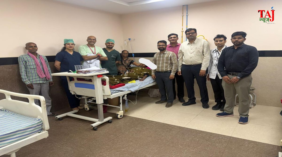 एसएन मेडिकल कॉलेज के डॉक्टरों द्वारा सफल इलाज के बाद स्वस्थ हुआ युवक