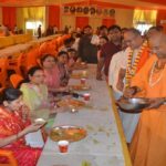 यमुना तट पर श्रीमद्भागवत ज्ञान यज्ञ में शामिल श्रद्धालु
