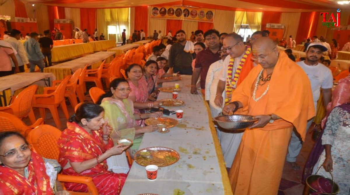 यमुना तट पर श्रीमद्भागवत ज्ञान यज्ञ में शामिल श्रद्धालु