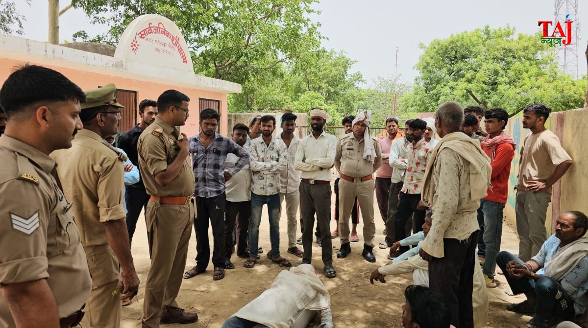 खेड़ा राठौर क्षेत्र में ट्रैक्टर से गिरने के बाद घटनास्थल पर मौजूद लोग