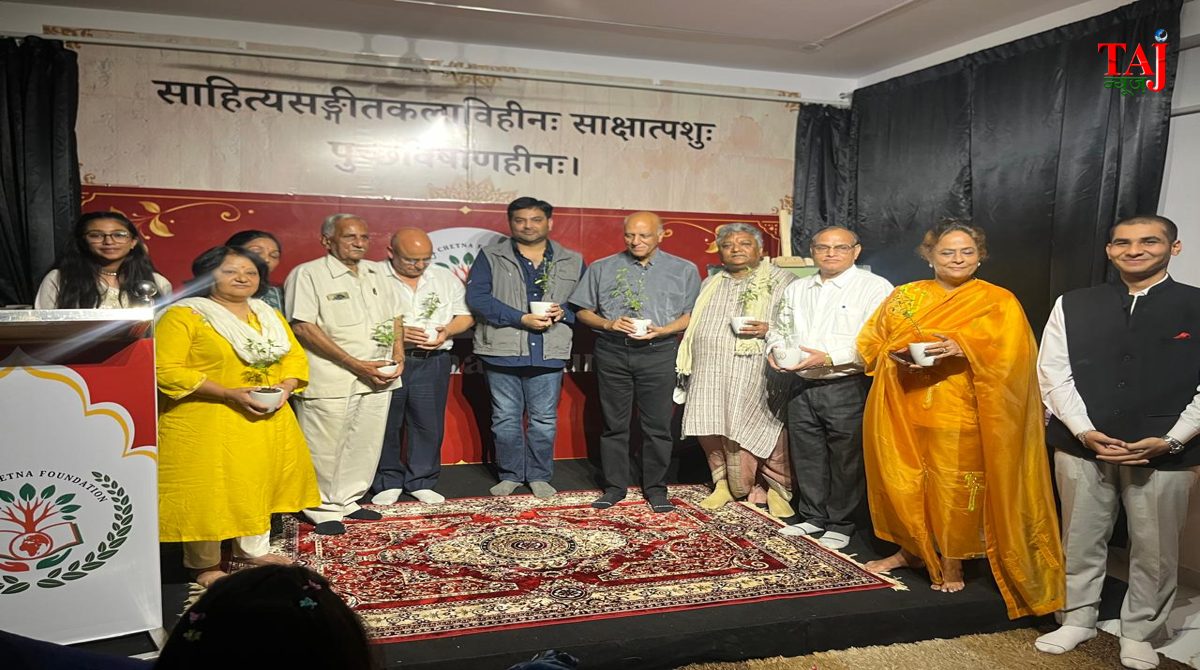 धरा चेतना फाउंडेशन के प्रथम स्थापना दिवस समारोह में मौजूद अतिथि और सदस्य